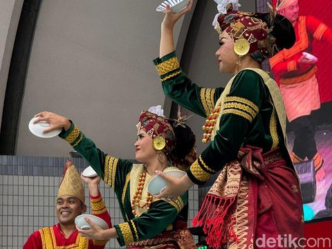 Tarian tradisional Minangkabau yang dimotori Ikatan Keluarga Minangkabau (IKM) mengisi acara Indonesia-Japan Friendship Festival (IJFF) 2025 di Tokyo Tarian tradisional Minangkabau yang dimotori Ikatan Keluarga Minangkabau (IKM) mengisi acara Indonesia-Japan Friendship Festival (IJFF) 2025 di Tokyo. (Ahmad Toriq/detikcom)