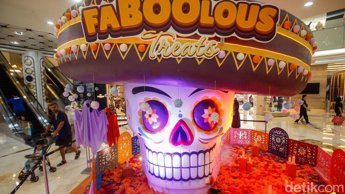 Suasana Mal Kota Kasablanka, Jakarta Selatan, tampak berbeda menjelang perayaan Halloween 2025. Area pusat perbelanjaan itu kini dipenuhi dekorasi bernuansa horor yang menarik perhatian pengunjung, terutama di area utama mal.