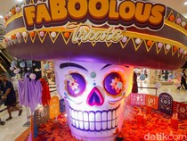 Tengkorak Raksasa dan Asap Mistis Hiasi Mal di Jakarta Jelang Halloween