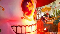 Area pusat perbelanjaan, Minggu (19/10/2025), dipenuhi dekorasi bernuansa horor yang menarik perhatian pengunjung, terutama di area utama mal.
