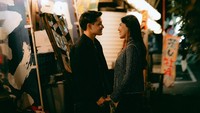 Momen lain kebersamaan Teuku Rassya dan Cleantha Islan di Jepang. Mereka berfoto di belakang rumah penuh lampu lampion. (Foto: dok Instagram cleanthaislan)