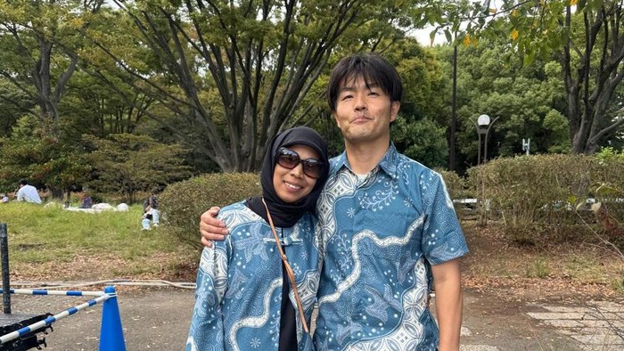 Nurhanifa, atau akrab disapa Uni Ipeh, perantau asal Padang ini kini dikenal sebagai pemilik Rumah Makan Padang Amanah Mande, yang berlokasi di Kanagawa Ken, Atsugi, Asahicho, sekitar satu jam perjalanan dari pusat Tokyo.