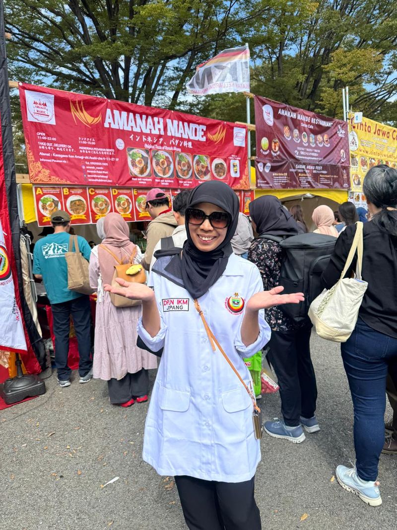 Nurhanifa, atau akrab disapa Uni Ipeh, perantau asal Padang ini kini dikenal sebagai pemilik Rumah Makan Padang Amanah Mande, yang berlokasi di Kanagawa Ken, Atsugi, Asahicho, sekitar satu jam perjalanan dari pusat Tokyo.