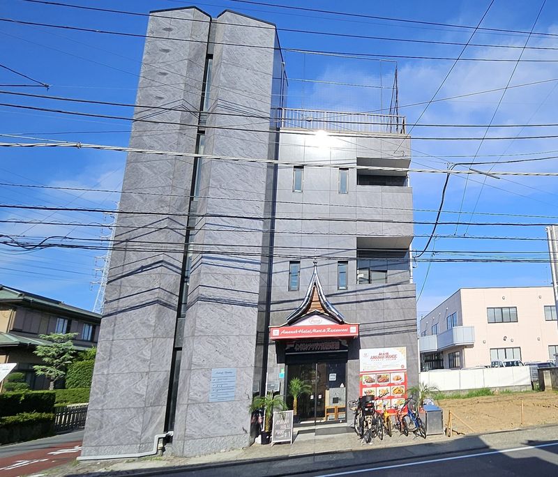 Nurhanifa, atau akrab disapa Uni Ipeh, perantau asal Padang ini kini dikenal sebagai pemilik Rumah Makan Padang Amanah Mande, yang berlokasi di Kanagawa Ken, Atsugi, Asahicho, sekitar satu jam perjalanan dari pusat Tokyo.