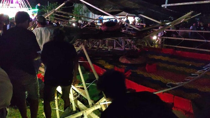 Wahana permainan rainbow slide di pasar malam Ketapang ambruk. Empat orang mengalami luka hingga patah tulang.