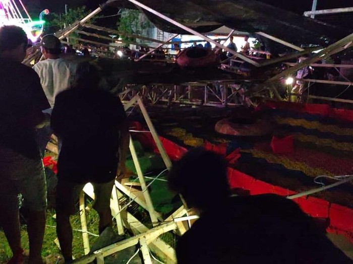 Wahana permainan rainbow slide di pasar malam Ketapang ambruk. Empat orang mengalami luka hingga patah tulang.