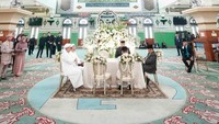 Acara dihadiri sejumlah tokoh, seperti Habib Rizieq Syihab, Menteri Bappenas Rachmat Pambudi, dan Habib Ali Alhabsyi Kwitang sebagai saksi nikah. Foto: Tim Kemenag