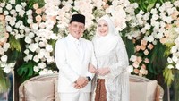 Acara pernikahan ini juga diiringi doa yang dipimpin Habib Ali Bahar. Romo Syafi’i sebelumnya menikah dengan almarhumah Khairina Rosita dan memiliki tujuh anak. Foto: Tim Kemenag