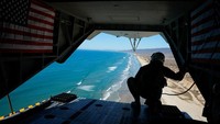 Acara megah bertajuk “From Sea to Shore: A Review of Amphibious Power” tersebut menampilkan demonstrasi serangan amfibi yang memukau di sepanjang garis pantai. REUTERS/Mike Blake