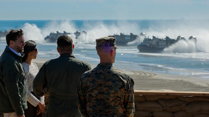 Wakil Presiden Amerika Serikat JD Vance menghadiri perayaan ulang tahun ke-250 Korps Marinir Amerika Serikat (US Marine Corps) yang digelar di Camp Pendleton, California, Sabtu (18/10/2025). Acara megah bertajuk “From Sea to Shore: A Review of Amphibious Power” tersebut menampilkan demonstrasi serangan amfibi yang memukau di sepanjang garis pantai. REUTERS/Mike Blake