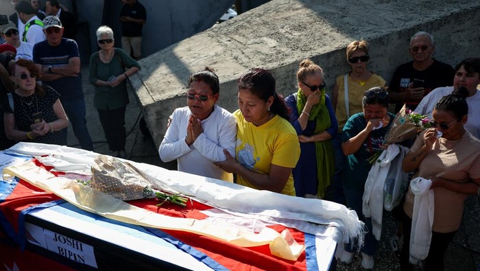 Warga Berduka Kenang Bipin Joshi, Sandera Nepal yang Meninggal di Israel Suasana haru menyelimuti Bandara Ben Gurion, Lod, Israel, Minggu (19/10/2025), saat jenazah Bipin Joshi, warga negara Nepal yang diculik dalam serangan mematikan Hamas pada 7 Oktober 2023, dipulangkan ke kampung halamannya. REUTERS/Hannah McKay