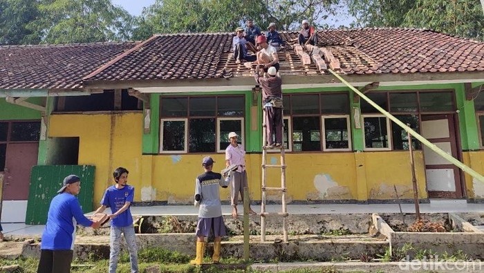 Warga Sukabumi Bahu Membahu Bongkar 3 Kelas SD yang Rusak Berat
