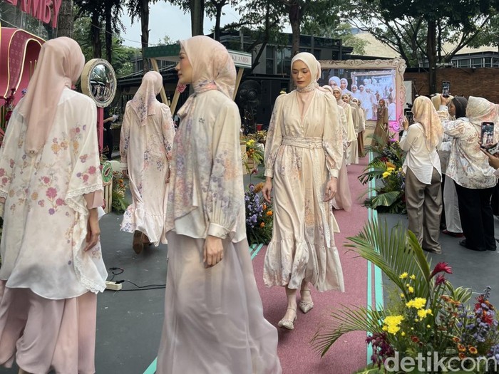 Perayaan 13 brand hijab dan busana muslim, Klamby di Hutan Plataran Senayan (17/10/2025), mengangkat tema 1 Nusantara 3 Warisan.