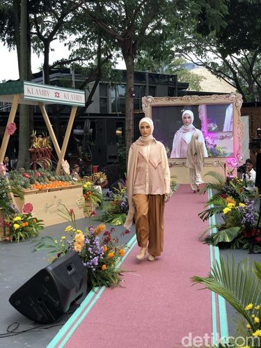 Perayaan 13 brand hijab dan busana muslim, Klamby di Hutan Plataran Senayan (17/10/2025), mengangkat tema 1 Nusantara 3 Warisan.