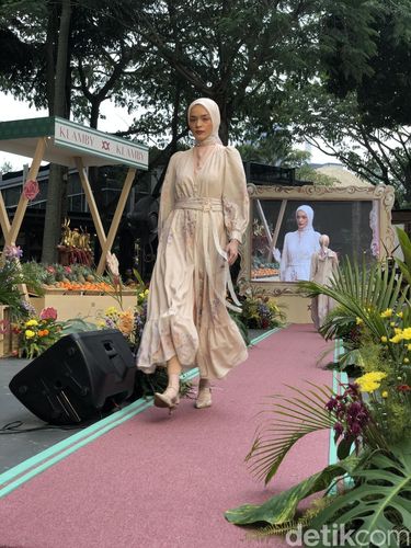 Perayaan 13 brand hijab dan busana muslim, Klamby di Hutan Plataran Senayan (17/10/2025), mengangkat tema 1 Nusantara 3 Warisan.