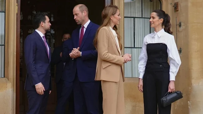 Seperti dikutip dari Vanity Fair, Kate Middleton tampil elegan dengan setelan warna krem rancangan Roland Mouret. Sementara Putri Rajwa mengenakan jumpsuit hitam dipadukan dengan kemeja putih Alexander McQueen. Foto: Dok. Instagram princeandprincessofwales