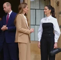 Seperti dikutip dari Vanity Fair, Kate Middleton tampil elegan dengan setelan warna krem rancangan Roland Mouret. Sementara Putri Rajwa mengenakan jumpsuit hitam dipadukan dengan kemeja putih Alexander McQueen. Foto: Dok. Instagram princeandprincessofwales