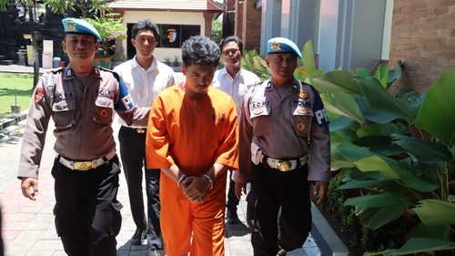 Ahmad hanya mampu tertunduk lesu saat kembali terciduk dan digiring polisi di Mapolresta Denpasar atas kasus yang sama enam tahun lalu, Senin (20/10/2025).