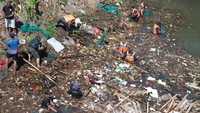 Kegiatan yang diikuti instansi pemerintah, komunitas lingkungan, dan pemangku kepentingan pariwisata Bali tersebut digelar untuk membersihkan sampah di aliran sungai yang merupakan kawasan terdampak banjir bandang pada Rabu (10/9) itu untuk melestarikan alam serta mendukung program Gerakan Bali Bersih Sampah. ANTARA FOTO/Nyoman Hendra Wibowo