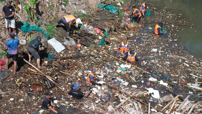 Aksi Bersih Sungai di Gianyar, Petugas dan Relawan Kompak Jaga Alam Bali Petugas kebersihan bersama pemerhati lingkungan gotong royong membersihkan sampah pada aliran sungai dalam aksi River Clean Up di Desa Batubulan, Gianyar, Bali, Senin (20/10/2025). Kegiatan yang diikuti instansi pemerintah, komunitas lingkungan, dan pemangku kepentingan pariwisata Bali tersebut digelar untuk membersihkan sampah di aliran sungai yang merupakan kawasan terdampak banjir bandang pada Rabu (10/9) itu untuk melestarikan alam serta mendukung program Gerakan Bali Bersih Sampah. ANTARA FOTO/Nyoman Hendra WibowO