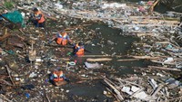 Selain membersihkan sampah, para peserta juga melakukan edukasi singkat kepada warga sekitar tentang pentingnya memilah sampah dan tidak membuang limbah ke sungai. Sejumlah pelaku pariwisata turut mendukung kegiatan ini sebagai bagian dari tanggung jawab sosial untuk menjaga citra Bali sebagai destinasi hijau dan berkelanjutan. ANTARA FOTO/Nyoman Hendra Wibowo