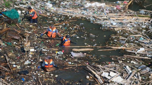 Petugas kebersihan bersama pemerhati lingkungan gotong royong membersihkan sampah pada aliran sungai dalam aksi River Clean Up di Desa Batubulan, Gianyar, Bali, Senin (20/10/2025). Kegiatan yang diikuti instansi pemerintah, komunitas lingkungan, dan pemangku kepentingan pariwisata Bali tersebut digelar untuk membersihkan sampah di aliran sungai yang merupakan kawasan terdampak banjir bandang pada Rabu (10/9) itu untuk melestarikan alam serta mendukung program Gerakan Bali Bersih Sampah. ANTARA FOTO/Nyoman Hendra WibowO