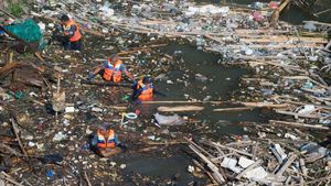 Aksi Bersih Sungai di Gianyar, Petugas dan Relawan Kompak Jaga Alam Bali