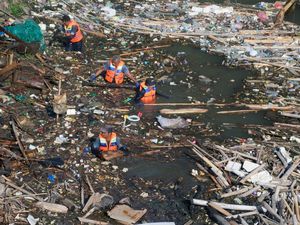 Aksi Bersih Sungai di Gianyar, Petugas dan Relawan Kompak Jaga Alam Bali