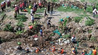 Petugas kebersihan bersama pemerhati lingkungan gotong royong membersihkan sampah pada aliran sungai dalam aksi River Clean Up di Desa Batubulan, Gianyar, Bali, Senin (20/10/2025). ANTARA FOTO/Nyoman Hendra Wibowo