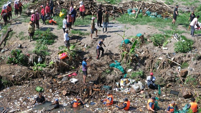 Aksi Bersih Sungai di Gianyar, Petugas dan Relawan Kompak Jaga Alam Bali Petugas kebersihan bersama pemerhati lingkungan gotong royong membersihkan sampah pada aliran sungai dalam aksi River Clean Up di Desa Batubulan, Gianyar, Bali, Senin (20/10/2025). Kegiatan yang diikuti instansi pemerintah, komunitas lingkungan, dan pemangku kepentingan pariwisata Bali tersebut digelar untuk membersihkan sampah di aliran sungai yang merupakan kawasan terdampak banjir bandang pada Rabu (10/9) itu untuk melestarikan alam serta mendukung program Gerakan Bali Bersih Sampah. ANTARA FOTO/Nyoman Hendra WibowO