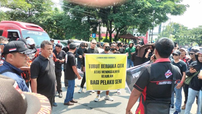 Aksi seniman di Grobogan mencari keadilan untuk biduan yang ditampar saat manggung di Purwodadi.