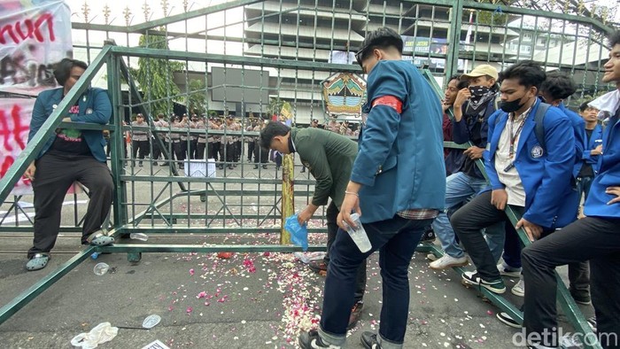 Mahasiswa Semarang menggelar aksi tabur bunga di depan Kantor Gubernur Jateng, Semarang soroti setahun Prabowo-Gibran, Senin (20/10/2025).