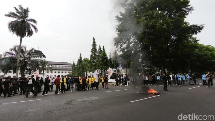Aksi unjuk rasa di Gedung Sate