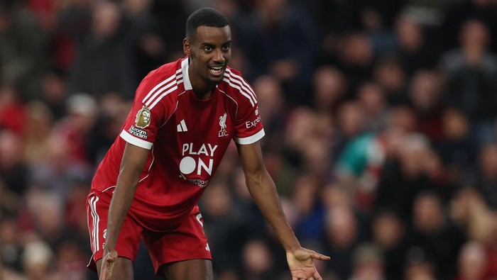 Soccer Football - Premier League - Liverpool v Manchester United - Anfield, Liverpool, Britain - October 19, 2025 Liverpools Alexander Isak reacts REUTERS/Phil Noble EDITORIAL USE ONLY. NO USE WITH UNAUTHORIZED AUDIO, VIDEO, DATA, FIXTURE LISTS, CLU