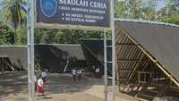 Pembangunan ruang belajar sementara ini diharapkan menjadi langkah awal dalam memulihkan akses pendidikan bagi anak-anak penyintas erupsi Gunung Lewotobi, sekaligus menumbuhkan optimisme dan harapan baru di tengah upaya bangkit dari bencana alam. ANTARA FOTO/Mega Tokan