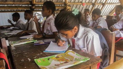 Anak-anak Penyintas Erupsi Lewotobi Kembali Belajar di Sekolah Sementara