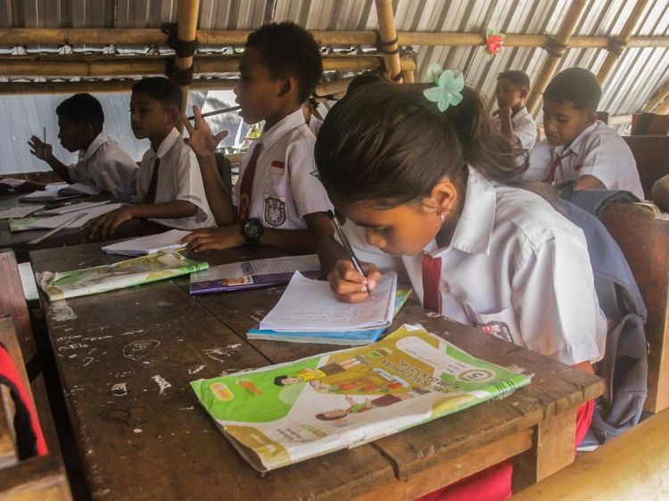 Anak-anak Penyintas Erupsi Lewotobi Kembali Belajar di Sekolah Sementara