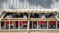 Sejumlah murid yang merupakan penyintas bencana erupsi Gunung Lewotobi Laki-laki pada 2024 belajar di ruang belajar sementara Sekolah Ceria, Desa Konga, Flores Timur, Nusa Tenggara Timur, Senin (20/10/2025). ANTARA FOTO/Mega Tokan