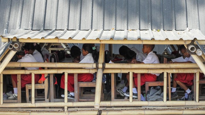 Anak-anak Penyintas Erupsi Lewotobi Kembali Belajar di Sekolah Sementara Sejumlah murid yang merupakan penyintas bencana erupsi Gunung Lewotobi Laki-laki pada 2024 belajar di ruang belajar sementara Sekolah Ceria, Desa Konga, Flores Timur, Nusa Tenggara Timur, Senin (20/10/2025). Sekolah tersebut menyediakan tujuh ruang belajar untuk 94 siswa dari dua sekolah yang terdampak parah oleh erupsi besar gunung setinggi 1.584 meter di atas permukaan laut (MDPL) pada November 2024. ANTARA FOTO/Mega Tokan/app