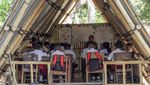 Anak-anak Penyintas Erupsi Lewotobi Kembali Belajar di Sekolah Sementara