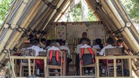 Meskipun fasilitas masih sederhana, semangat belajar para siswa tetap tinggi. Di tengah kondisi terbatas, mereka belajar membaca, berhitung, dan menggambar di ruang berdinding papan dan beratap seng. ANTARA FOTO/Mega Tokan