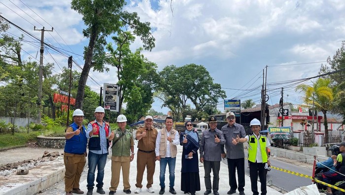 Anggota DPRD Provinsi Jawa Barat, Uden Dida Efendi, turun langsung meninjau proses perbaikan Jalan Mangkubumi di Kota Tasikmalaya beberapa waktu lalu.