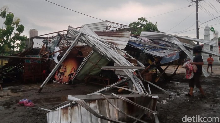 Bangunan rusak dampak lisus di Juwiring, Klaten sore ini.