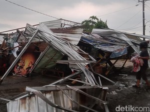 Puting Beliung dan Hujan Es Terjang Klaten, Warung Ambruk-Atap Beterbangan