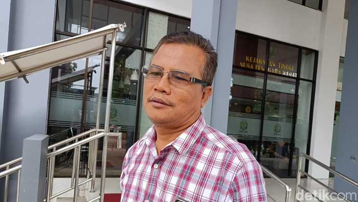 antan anggota komisaris PT GNE, Aufani saat diwawancarai usai diperiksa penyidik pidana khusus Kejati NTB, di luar lobi Kejati NTB, Senin (20/10/2025).