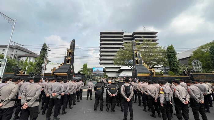 Apel kesiapan pengamanan unjuk rasa pemerintahaan Prabowo-Gibran di depan Kantor Gubernur Jateng, Senin (20/10/2025).