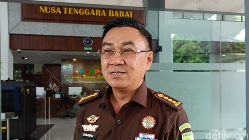 Aspidsus Kejati NTB Zulkifli Said di lobi Kejati NTB, Senin (20/10/2025).