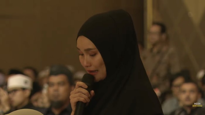 Ayu Ting menangis bertanya dan curhat kepada Habib Umar bin Hafidz.