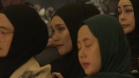 Ayu Ting Ting berkaca-kaca ketika kondisinya ini disebut mempunyai kemiripan dengan ibunda Rasulullah SAW, Siti Aminah membesarkan anak seorang diri sejak Rasulullah SAW dilahirkan. Juga dengan Siti Fatimah, yang menjadi pemimpin perempuan mengurusi semua keperluan penghuni surga. Foto: Channel YouTube Ivan Gunawan