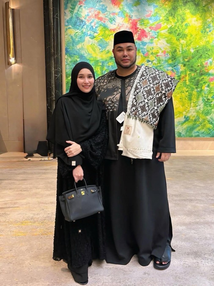 Ayu Ting Ting Ayu Ting Ting dan keluarga menghadiri kajian bersama Habib Umar bin Hafidz.